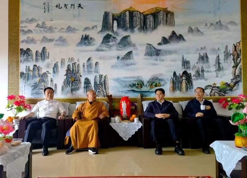 湖南省委统战部部长隋忠诚一行调研张家界天门山寺