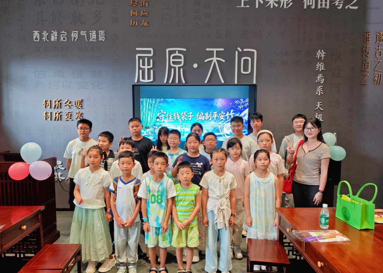 竹海编竹扇,童心筑防线 ——迎风桥镇“守住钱袋子”活动有趣又有料