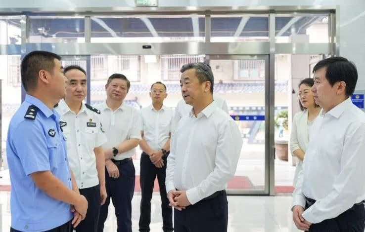 湖南省副省长、长沙市委书记陈竞调研长沙五一商圈综合治理工作