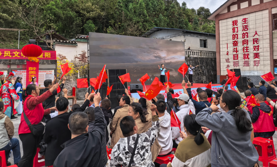 泸溪县残联馨悦社工中心组织文艺演出，暖心陪伴百名老人共度重阳节